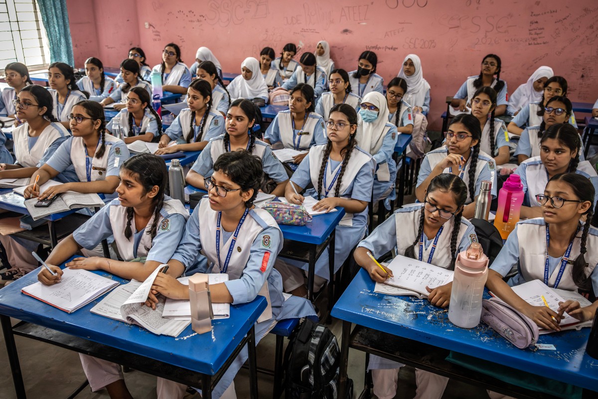 College students attend a maths lesson for the first time in weeks during the reopening of schools after a long halt due to the violence surrounding anti-government protests that resulted in the resignation of Sheikh Hasina at the Viqarunnisa Noon School and College in Dhaka on August 18, 2024. Photo by LUIS TATO / AFP.