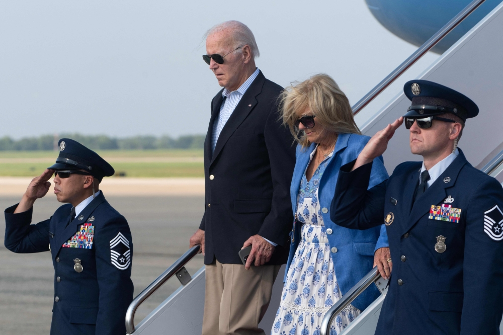 US President Joe Biden and First Lady Jill Biden steps off Air Force One at Joint Base Andrews, Maryland, on August 18, 2024. (Photo by ROBERTO SCHMIDT / AFP)
