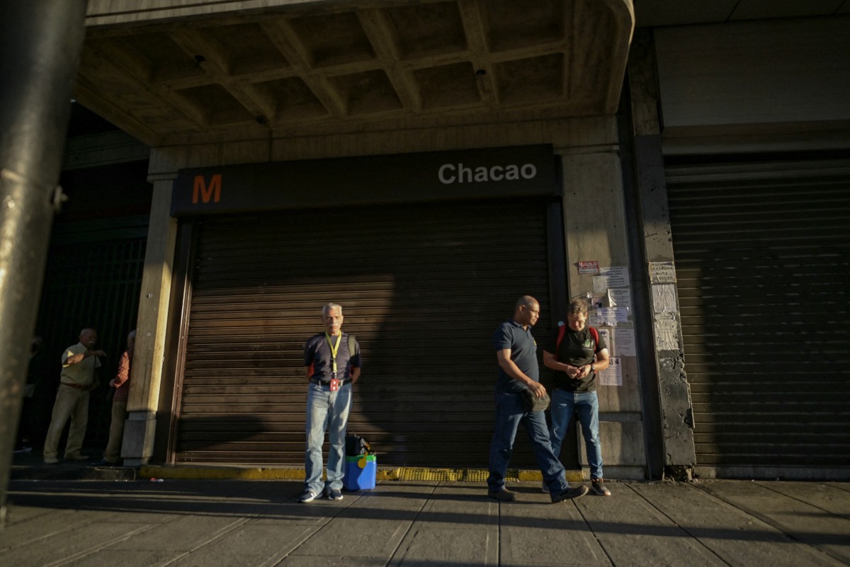 People walk in front of an entrance to a metro station in Caracas on August 30, 2024. Photo by JUAN BARRETO / AFP.