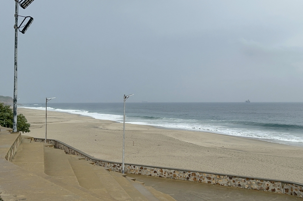 The beach in Salina Cruz is seen empty ahead of the arrival of Hurricane John in Oaxaca State, Mexico, on September 23, 2024. (Photo by Rusvel Rasgado / AFP)