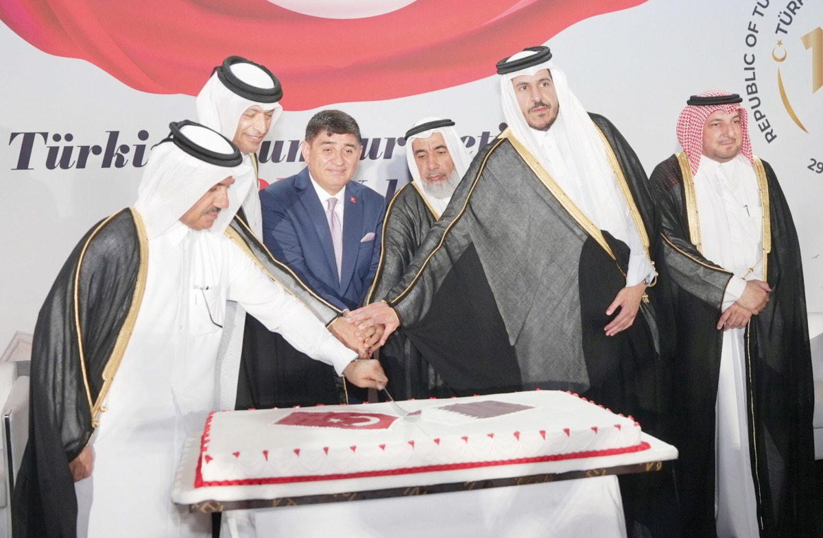 Speaker of the Shura Council H E Hassan Bin Abdullah Al Ghanem (second left) with Minister of Endowments and Islamic Affairs H E Ghanem bin Shaheen bin Ghanem Al Ghanim (third right), Minister of Commerce and Industry H E Sheikh Mohammed bin Hamad bin Qassim Al Abdullah Al Thani (second right), Secretary General of the Ministry of Foreign Affairs H E Dr. Ahmed bin Hassan Al Hammadi (left), Director of Protocol Department at the Ministry of Foreign Affairs H E Ambassador Ibrahim Youssef Fakhroo (right) and Ambassador of Türkiye to Qatar H E Dr. Mustafa Goksu at the event.