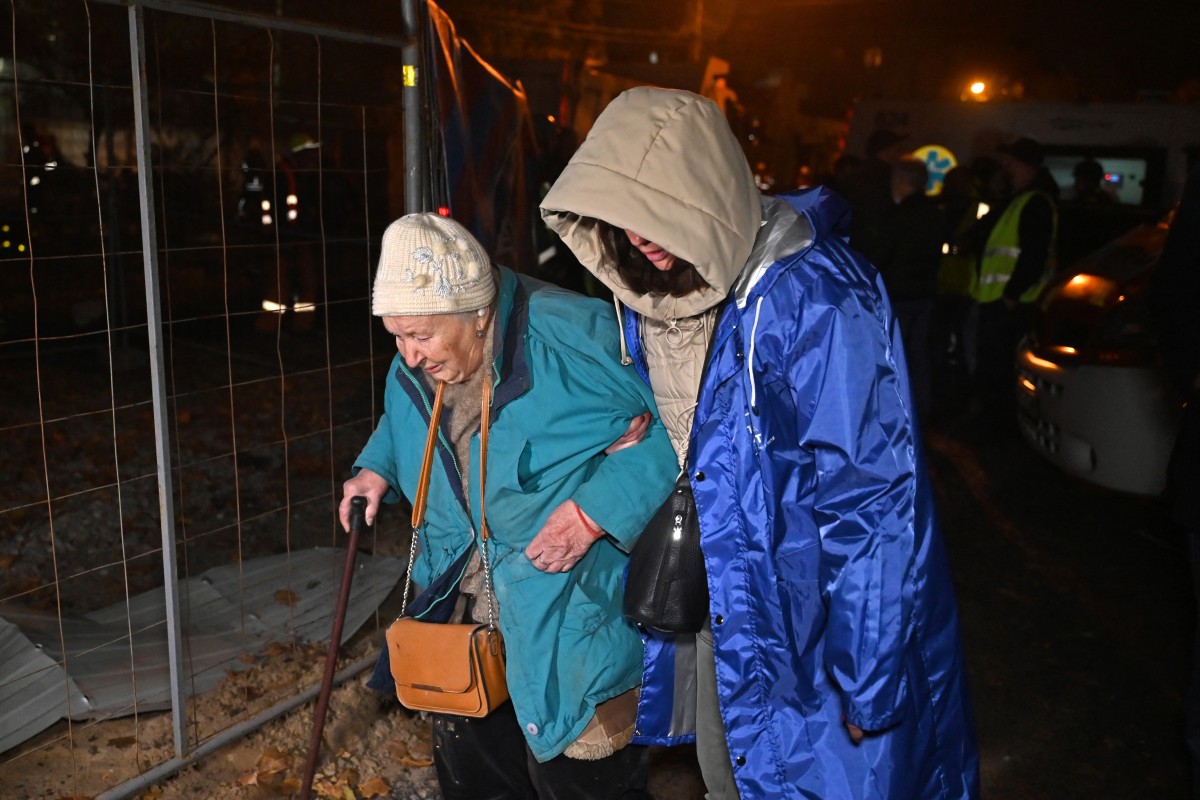 Local residents walk near the site of a strike in Kharkiv, on November 1, 2024. Photo by SERGEY BOBOK / AFP.