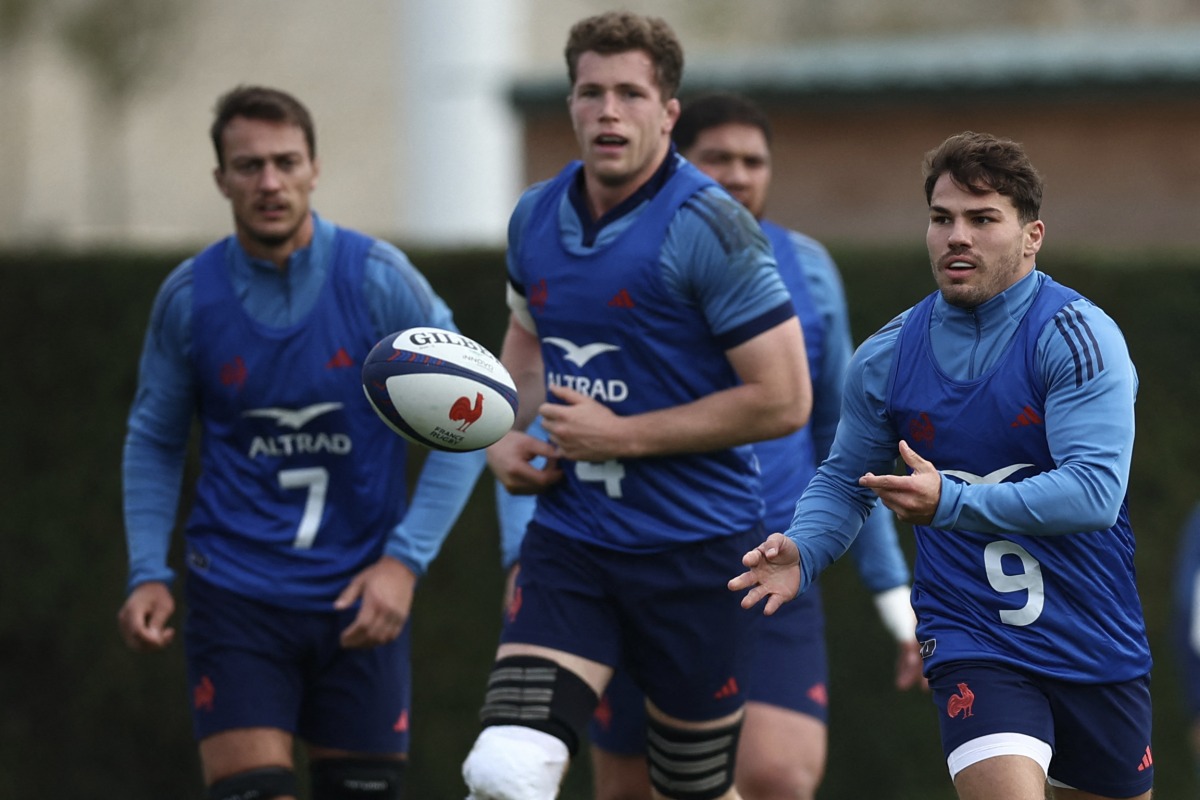 France's scrum-half and captain Antoine Dupont (R) attends a training session in Marcoussis, south of Paris, on November 06, 2024, as part of the preparation for the Autumn international rugby union match between France and Japan. (Photo by Anne-Christine POUJOULAT / AFP)