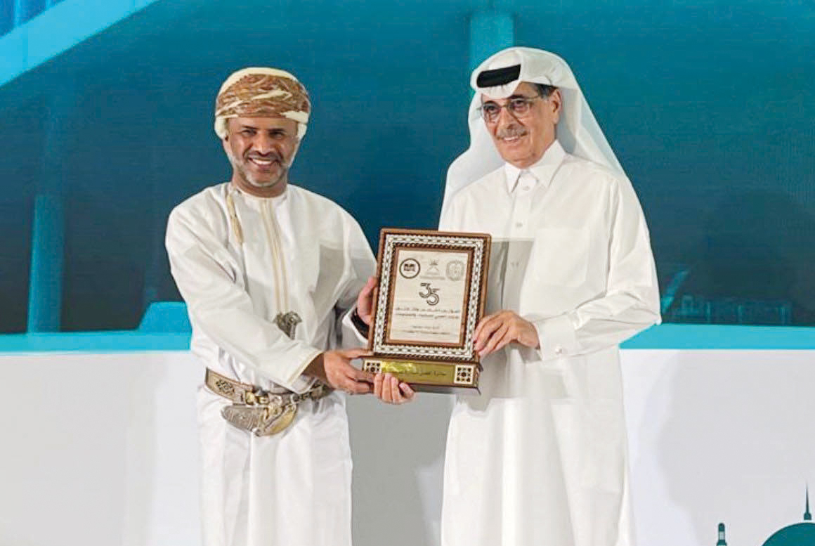 Minister of State and President of Qatar National Library H E Dr. Hamad bin Abdulaziz Al Kawari (right) during the award presentation.