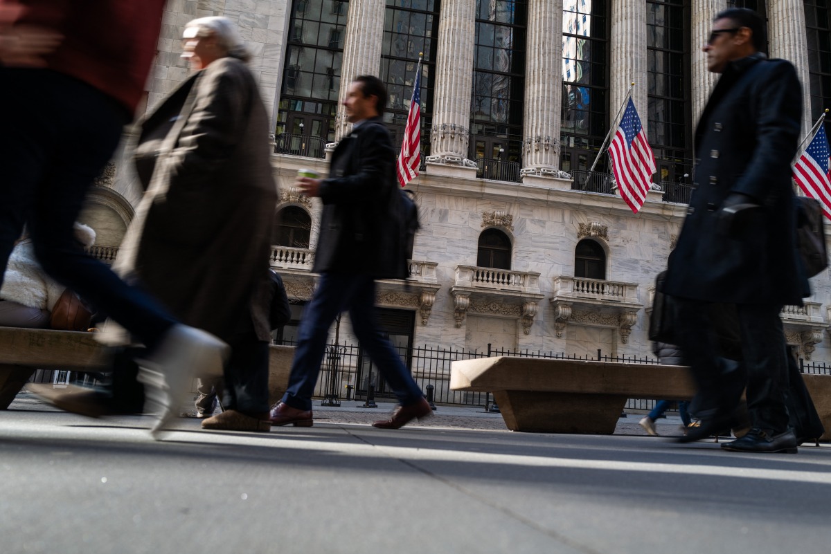 People walk by Wall Street on February 04, 2025 in New York City. (Photo by SPENCER PLATT / GETTY IMAGES NORTH AMERICA / Getty Images via AFP)
