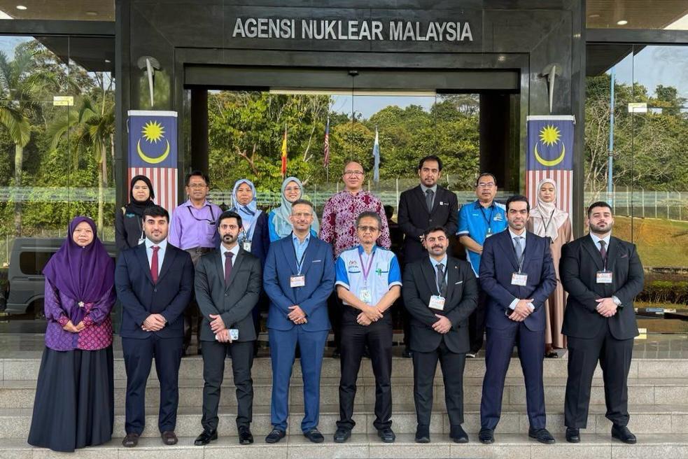 Members of the Qatari delegation with Malaysian officials