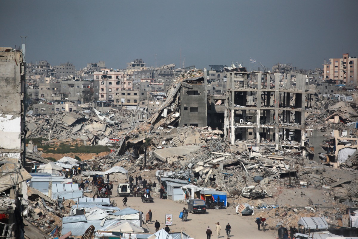 Palestinians fleeing Israeli bombardment drive vehicles carrying their belongings on a main axis in Beit Lahia in the northern Gaza Strip on March 25, 2025. (Photo by Bashar TALEB / AFP)
