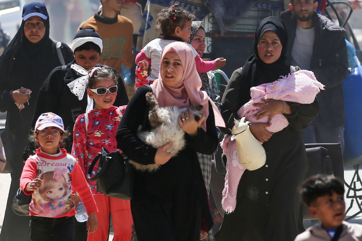 People fleeing Rafah arrive in Khan Yunis city following new Israeli evacuation orders, in the southern Gaza Strip, on March 31, 2025. (Photo by Eyad BABA / AFP)
