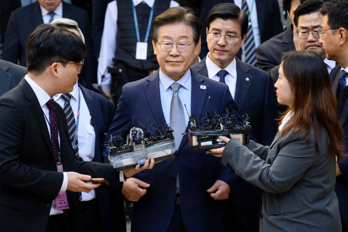 South Korean opposition leader Lee Jae-myung (C) leaves the Seoul Central District Court in Seoul on November 15, 2024. Photo by ANTHONY WALLACE / AFP