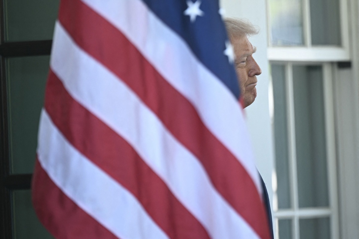 US President Donald Trump awaits the arrival of Italian Prime Minister Giorgia Meloni at the West Wing Wing entrance to the White House in Washington, DC, on April 17, 2025. (Photo by Brendan SMIALOWSKI / AFP)
