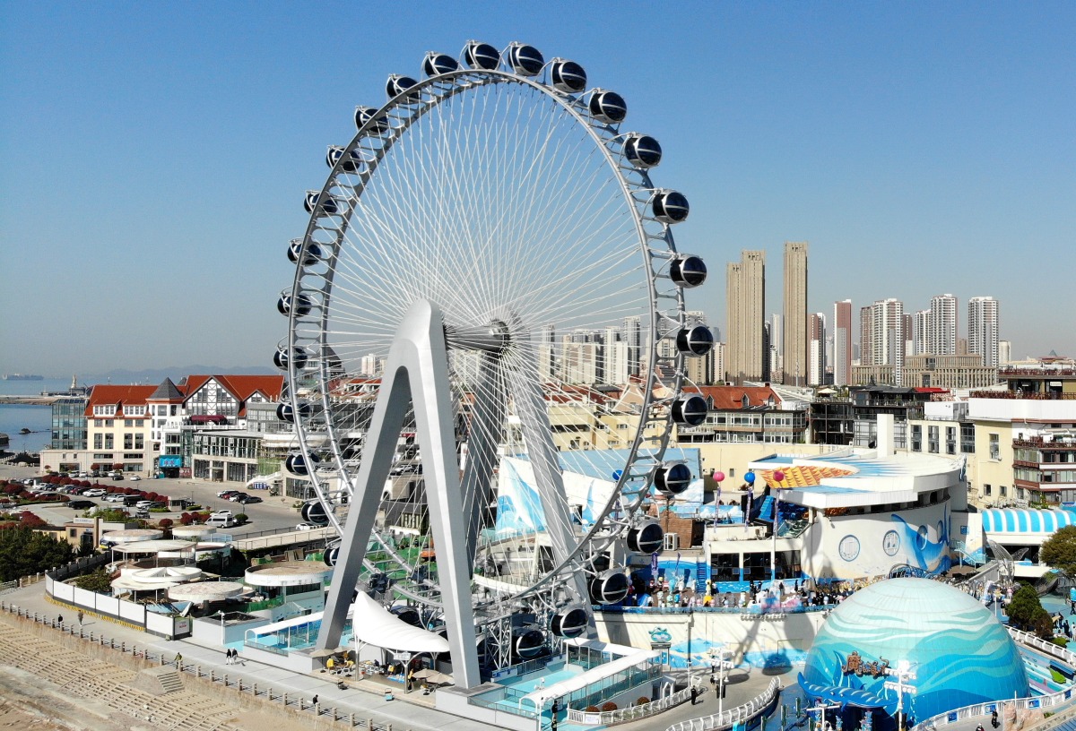 This drone photo taken on April 25, 2025 shows a Ferris wheel at Qingdao Polar Ocean Park in Qingdao, east China's Shandong Province. The Ferris wheel was put into operation here on Friday. (Xinhua/Li Ziheng)
