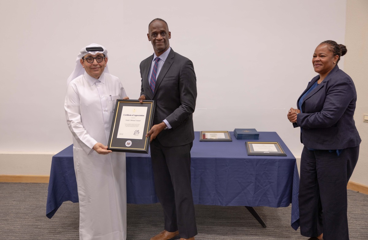 US Ambassador to Qatar H E Timmy Davis presenting a certificate of appreciation to CEO of Heart Hospital Dr. Nidal Asaad. 