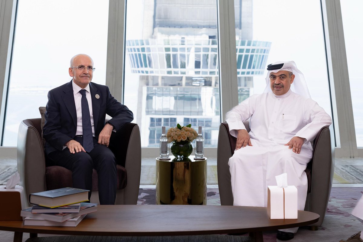 Minister of Finance, H E Ali bin Ahmed Al Kuwari, with Minister of Treasury and Finance of the Republic of Turkiye, H E Mehmet Simsek during the meeting.
