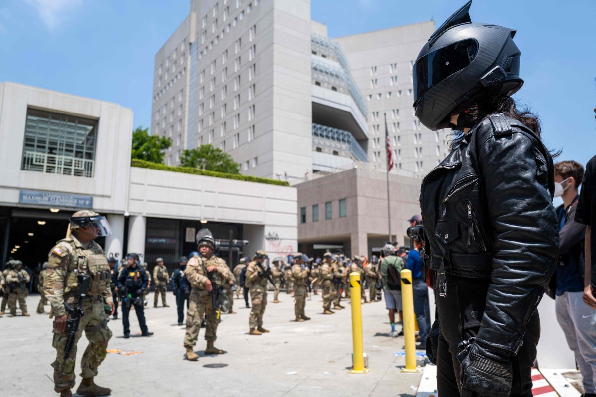 Protesters stand off with National Guard soldiers and police outside the Metropolitan Detention Center, MDC on June 08, 2025 in Los Angeles, California. (Photo by SPENCER PLATT / GETTY IMAGES NORTH AMERICA / Getty Images via AFP)
