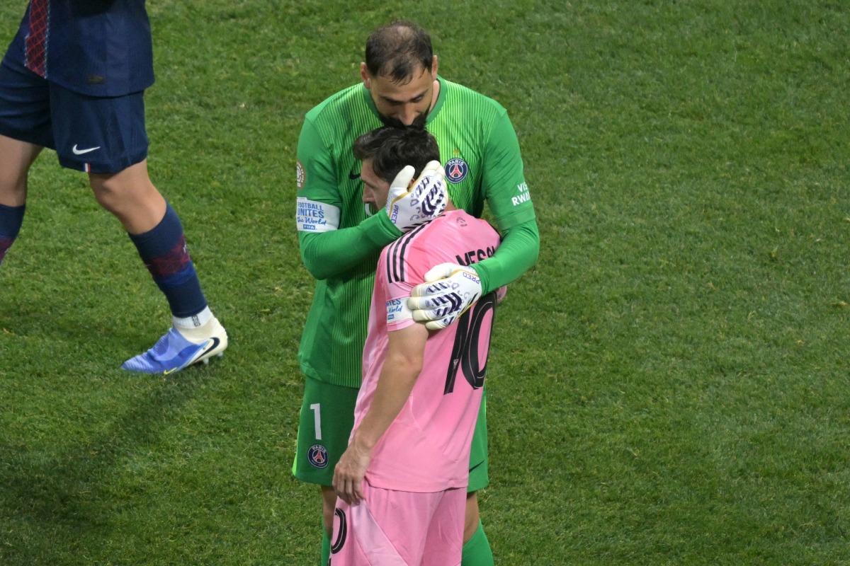 Paris Saint-Germain's Italian goalkeeper #01 Gianluigi Donnarumma greets Inter Miami's Argentine forward #10 Lionel Messi at the end of the FIFA Club World Cup 2025 round of 16 football match between France's Paris Saint-Germain and US Inter Miami at the Mercedes-Benz Stadium in Atlanta on June 29, 2025. (Photo by JUAN MABROMATA / AFP)

