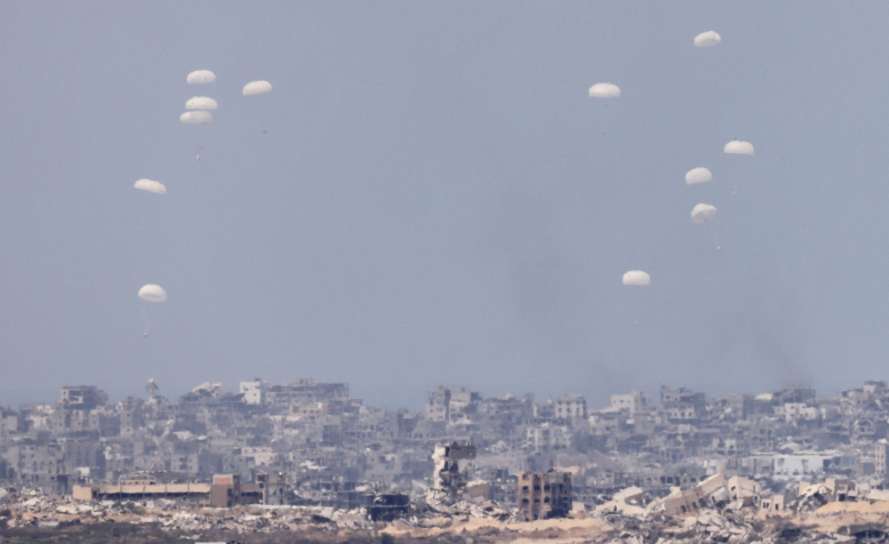 Aid packages are airdropped over the Gaza Strip, as seen from southern Israeli border with Gaza, on August 9, 2025. (Photo by Jamal Awad/Xinhua)