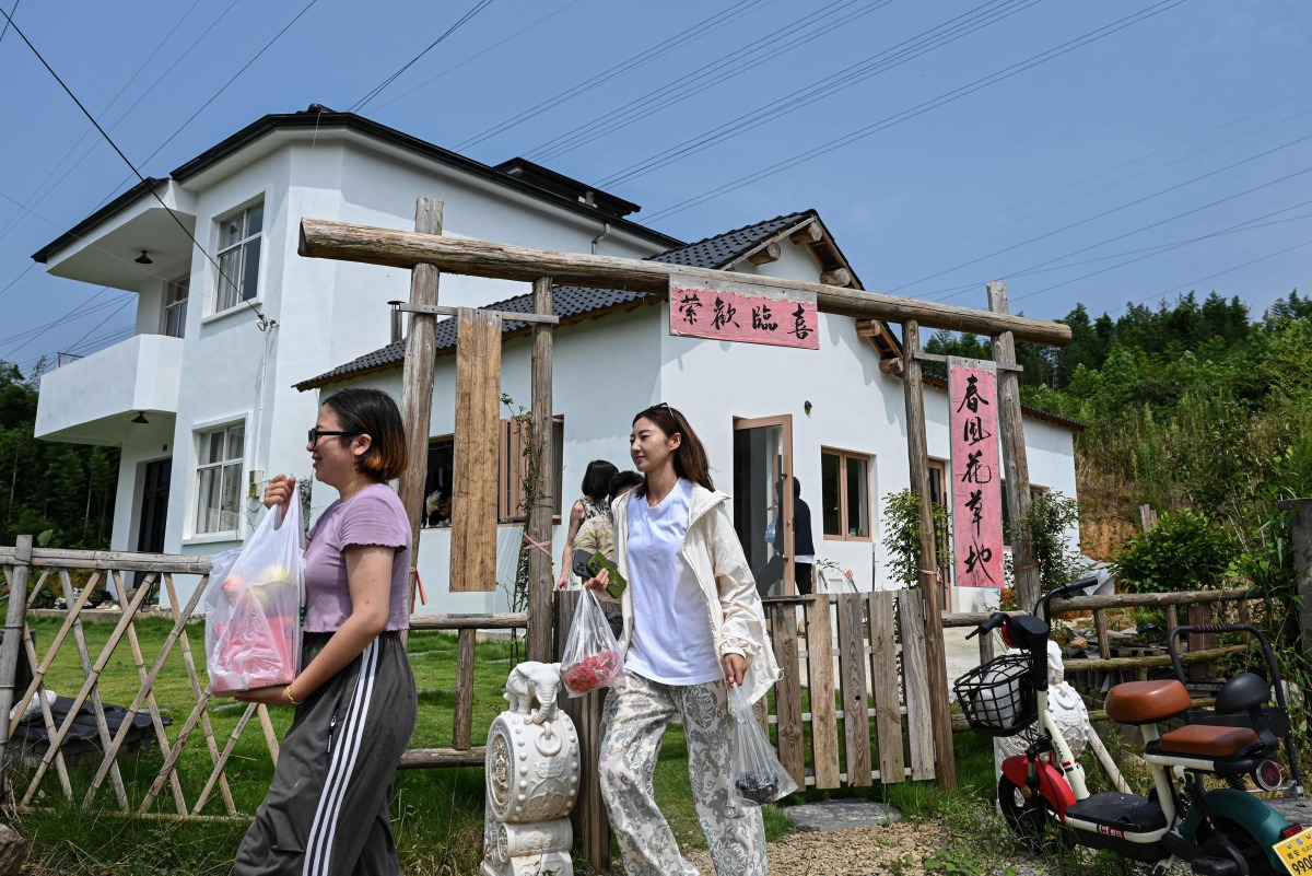 The photo taken on July 15, 2025 shows Chen Yani (C), also known as 