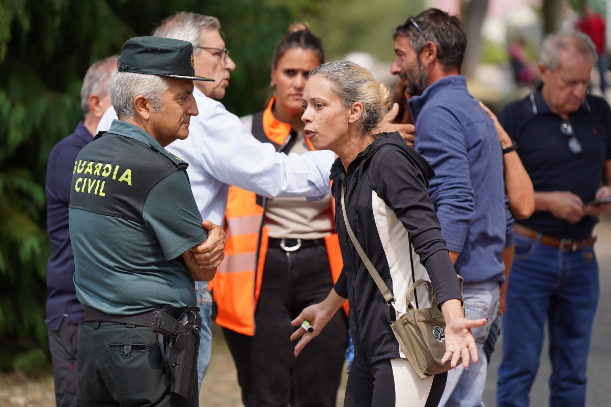 Residents of some villages severely affected by wildfires protest against not being allowed to enter their towns, in Guardo, Palencia province, on August 18, 2025.  (Photo by CESAR MANSO / AFP)
