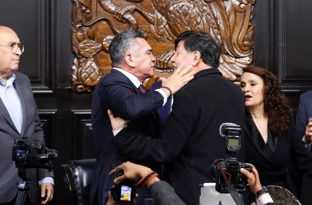 Senator Alejandro Moreno (L) of the Institutional Revolutionary Party (PRI) scuffles with Senator Gerardo Fernandez Norona of the National Regeneration Movement Party (Morena) during a session of the Permanent Commission of the Senate in Mexico City on August 27, 2025. (Photo by AFP)
 