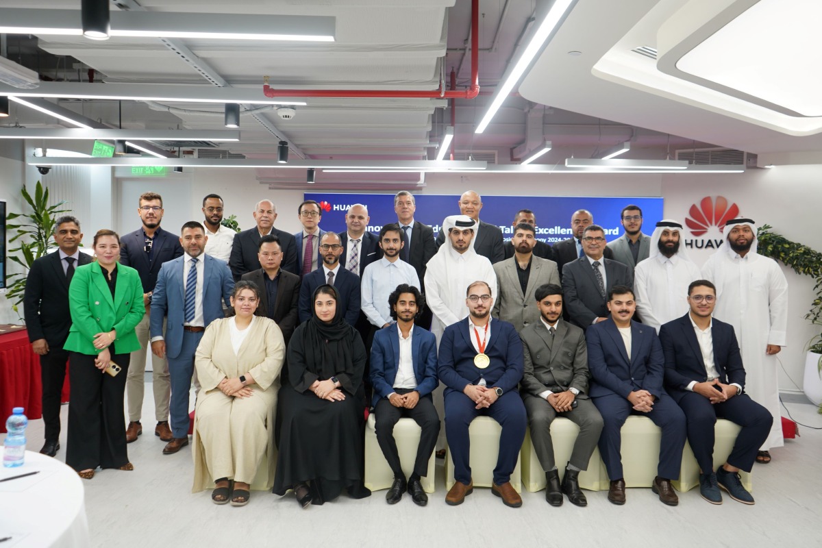 Students, members of faculty and officials at the awards ceremony. 