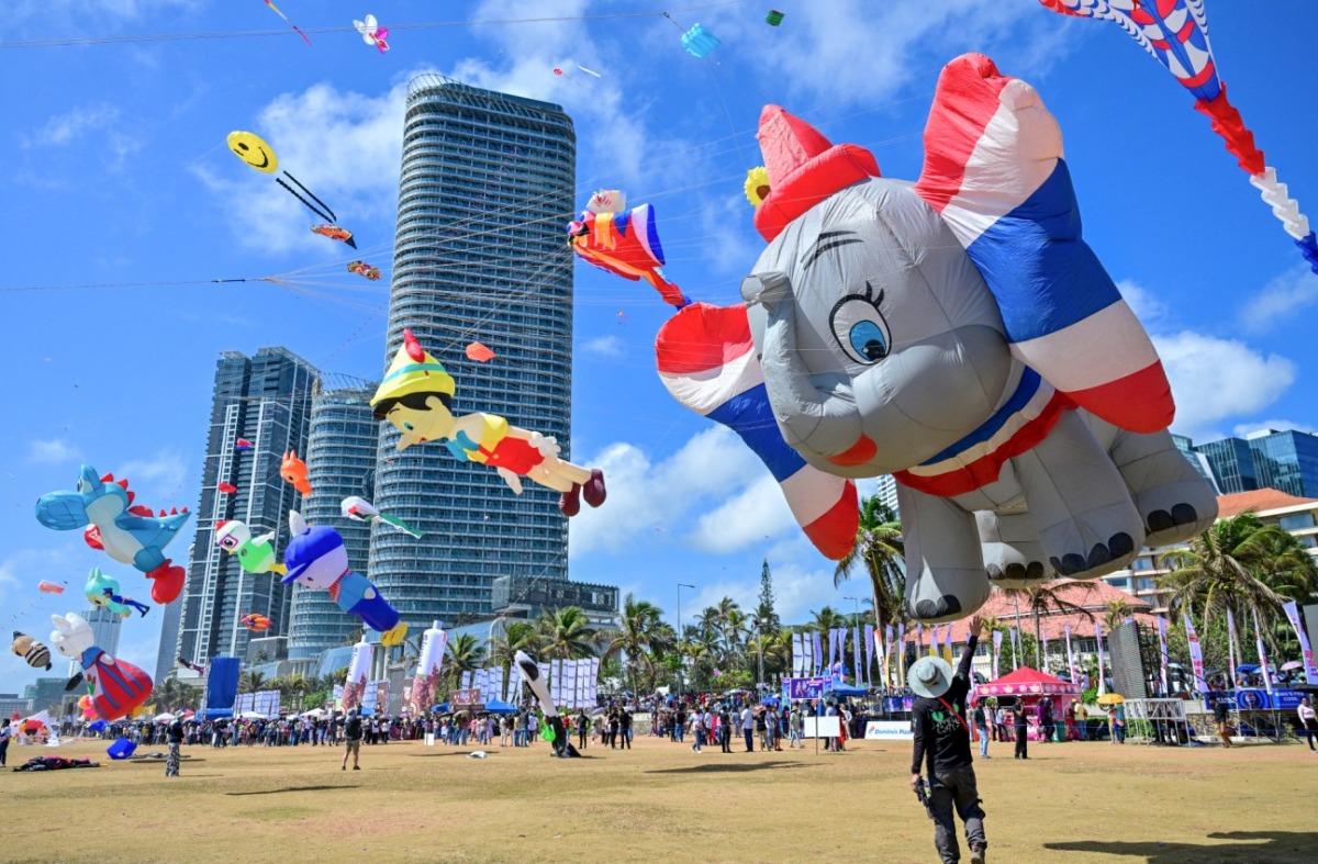 People take part in the Colombo International Kite Festival in Colombo on August 24, 2025. (Photo by Ishara S. KODIKARA / AFP)