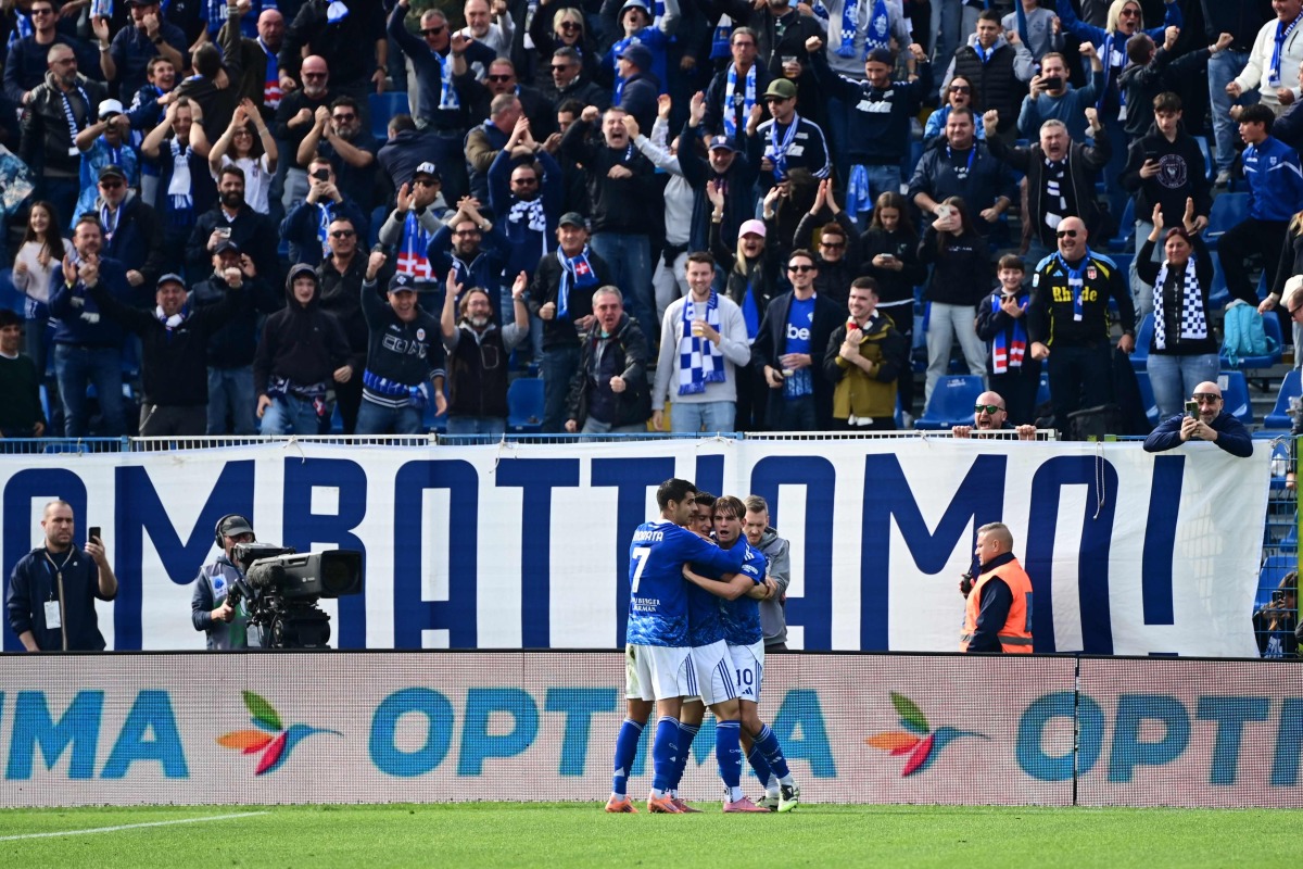 Argentinian midfielder Nico Paz celebrates with teammates after scoring his team second goal during the Italian Serie A football match between Como and Juventus at the Giuseppe Sinigaglia Stadium in Como, Italy on October 19, 2025 (Photo by Piero CRUCIATTI / AFP)
 