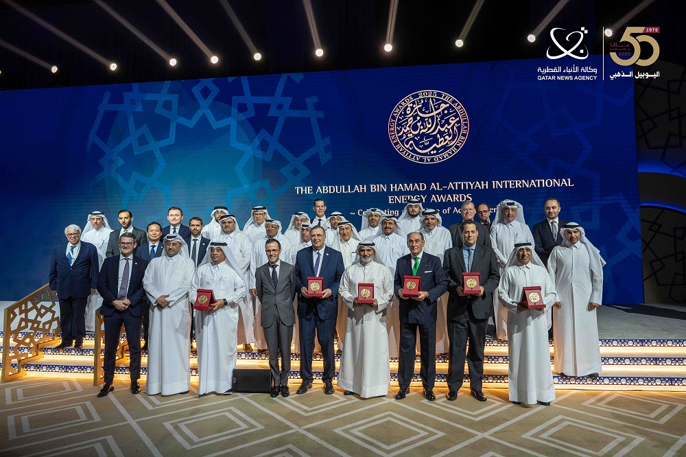 Former Minister of Energy, H E Dr Mohamed bin Saleh Al Sada along with other officials and winners.