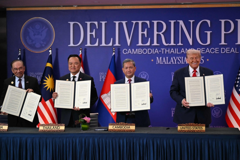 (From L to R) Malaysia's Prime Minister Anwar Ibrahim, Thailand's Prime Minister Anutin Charnvirakul, Cambodia's Prime Minister Hun Manet and US President Donald Trump take part in the ceremonial signing of a ceasefire agreement in Kuala Lumpur on October 26, 2025. (Photo by Andrew Caballero-Reynolds / AFP)