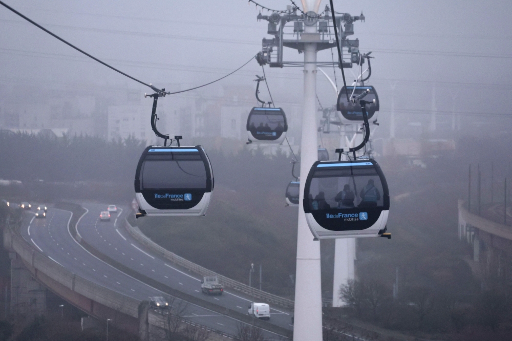 This photograph shows the first urban cable car in Ile-de-France region on the day of its official launch, in between Créteil Pointe du Lac et Limeil-Brévannes, on the outskirst of Paris, on December 13, 2025. (Photo by Thomas Samson / AFP)