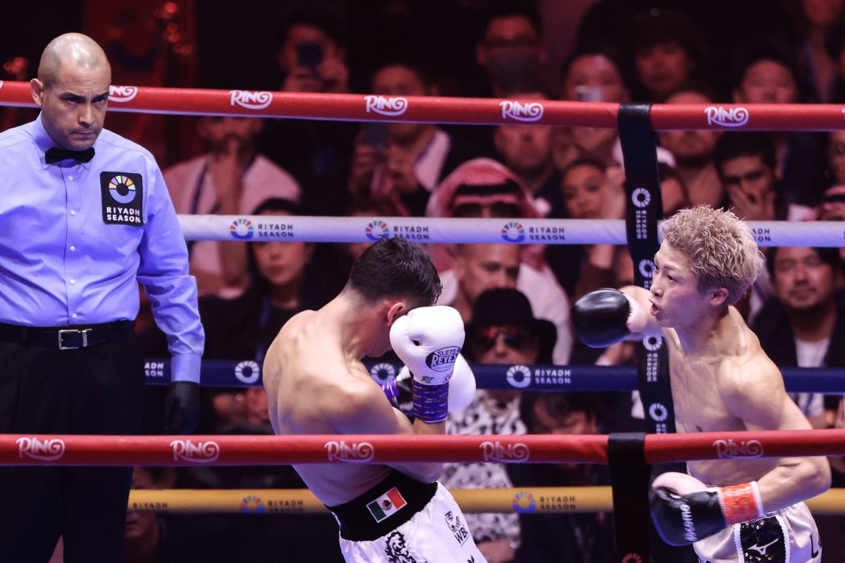 Mexico's boxer David Picasso (L) fights Japan's boxer Naoya Inoue in the 
