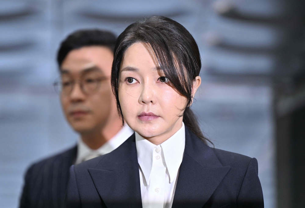 South Korea's former first lady Kim Keon Hee, wife of impeached former president Yoon Suk Yeol, arrives at a court to attend a hearing to review her arrest warrant requested by special prosecutors at the Seoul Central District Court in Seoul on August 12, 2025. (Photo by Jung Yeon-Je / Pool / AFP)