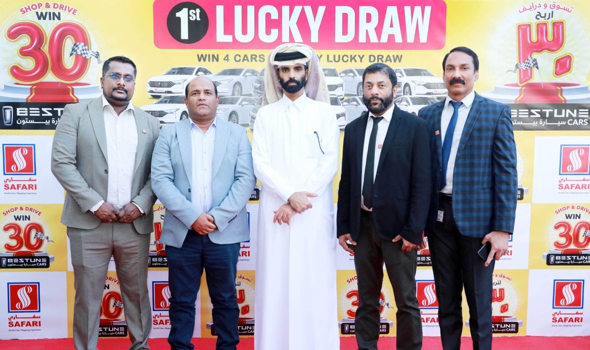 Representatives from Ministry of Commerce and members of Safari management during the event.