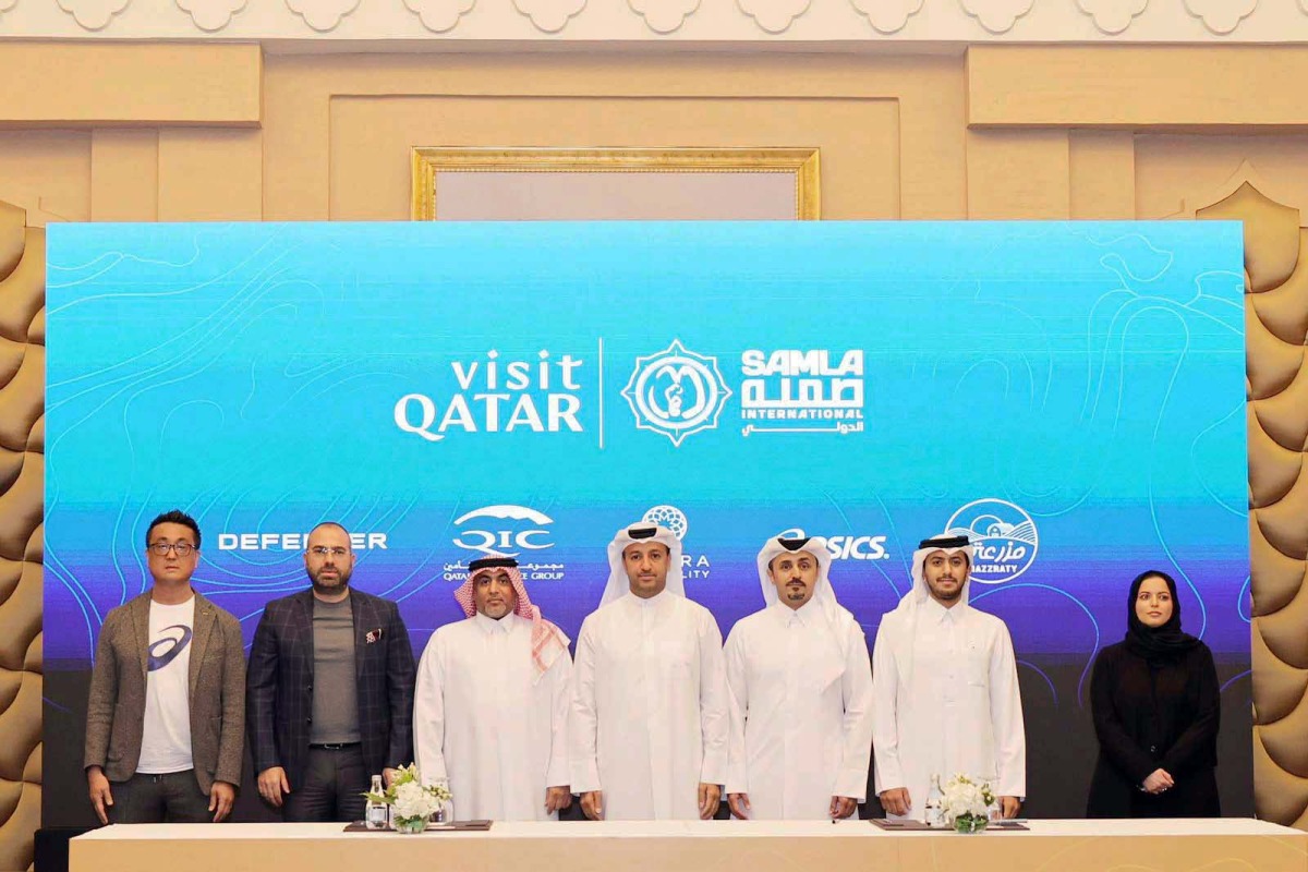 CEO of the Samla Race Organising Committee Azzam Al Mannai (centre) with Director of Public Relations and Communications at Visit Qatar Jassim Al Mahmoud (third right) and representatives of the sponsors during the event.