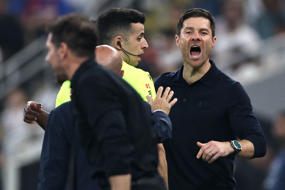 Real Madrid's Spanish coach Xabi Alonso shouts at Atletico Madrid's Argentine coach Diego Simeone during the Spanish Supercup semi-final football match between Atletico Madrid and Real Madrid at King Abdullah Sports City in Jeddah on January 8, 2026. (Photo by Fadel Senna / AFP)