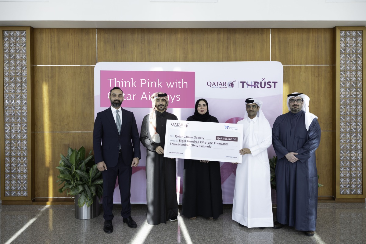 Qatar Airways representatives handing over the funds to QCS. 