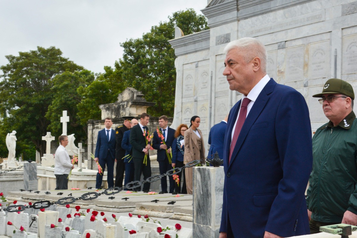 Russia's Interior Minister Vladimir Alexandrovich Kolokoltsev (R) paying tribute to Soviet internationalist soldiers by laying a floral offering at the mausoleum dedicated to these fighters as part of his visit agenda to Cuba, in Havana on January 20, 2026. (Photo by Omara GARCIA MEDEROS / ACN / AFP)