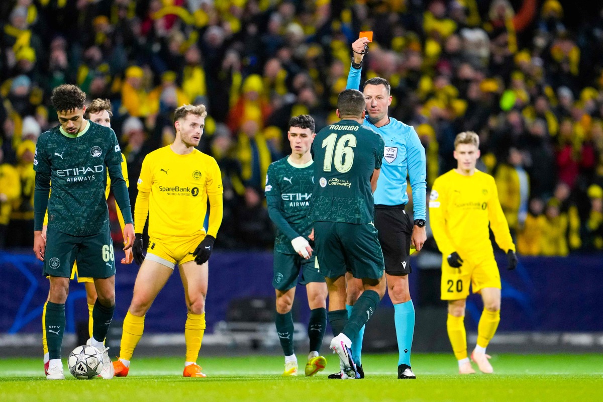 German referee Sven Jablonski shows a red card to Manchester City's Spanish midfielder #16 Rodri during the UEFA Champions League, league Phase - day 7 football match between Bodoe/Glimt and Manchester City in Bodoe, Norway on January 20, 2026. (Photo by Fredrik Varfjell / NTB / AFP) / Norway OUT