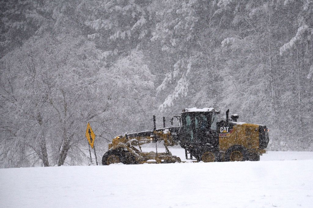 A snow plow moves along Wade Avenue as snow falls on January 17, 2018 in Raleigh, North Carolina. Lance King/Getty Images/AFP