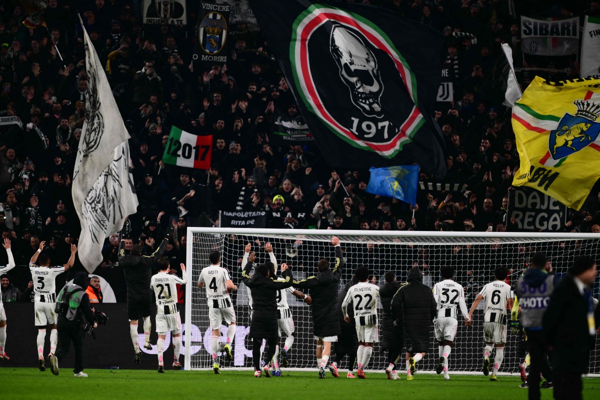 Juventus' players celebrate with supporters after winning the Italian Serie A football match between Juventus and Napoli at the Allianz Stadium in Turin on January 25, 2026. (Photo by Marco BERTORELLO / AFP)