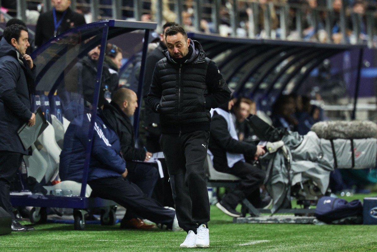 Marseille's Italian head coach Roberto De Zerbi reacts during the French L1 football match between Paris FC and Marseille in Paris on January 31, 2026. (Photo by Alain JOCARD / AFP)
