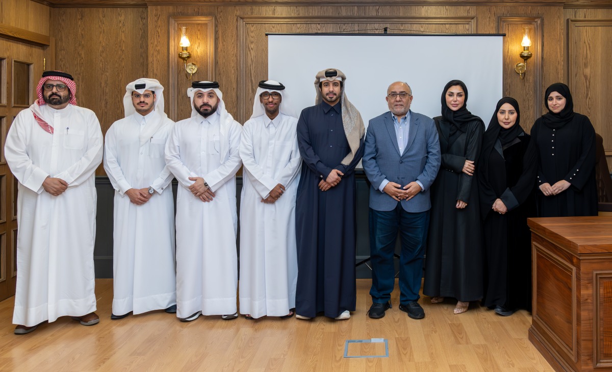 Professor of Political Science at Kuwait University Dr. Abdullah Al-Shayji with trainees during the event.