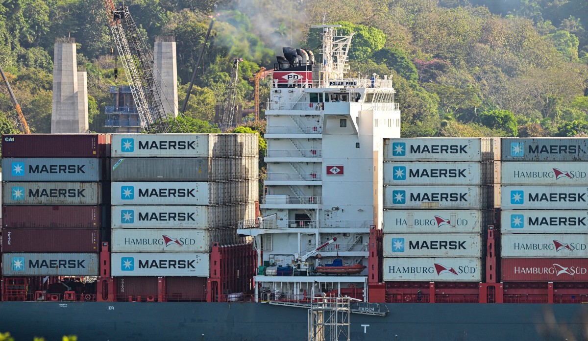 A cargo ship transports containers of the Danish company Maersk in front of the port of Balboa in Panama City January 30, 2026. Photo by Martin Bernetti / AFP
