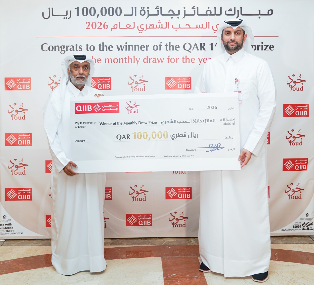 Head of Banking Products at QIIB, Talal Al-Jaidah presenting the award to Mohammad Abdulrahman A Al-Abdulla.
