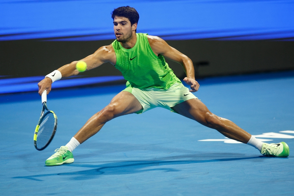 Spain's Carlos Alcaraz hits a return against Russia's Andrey Rublev during their men痴 singles semi-final match at the Qatar Open tennis tournament in Doha on February 20, 2026. (Photo by Karim Jaafar / AFP)
