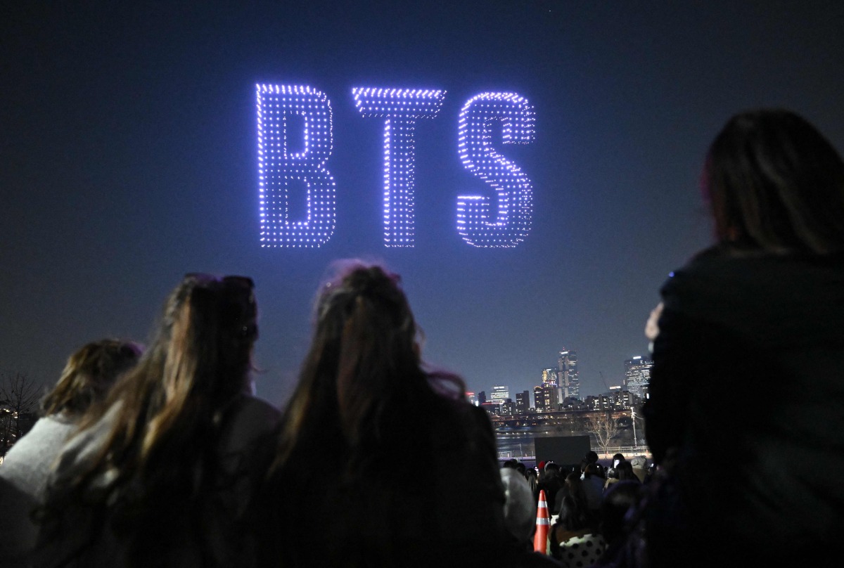 Drones illuminate the night sky with BTS logo during a drone light show at a riverside park in Seoul on March 20, 2026, ahead of the comeback concert of K-pop boy band BTS. Photo by Jung Yeon-je / AFP