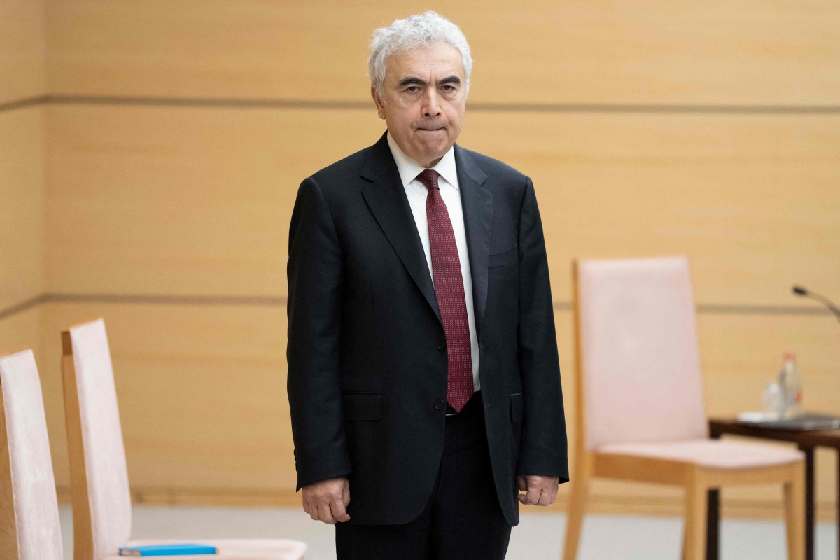 Executive Director of the International Energy Agency (IEA) Fatih Birol waits for Japan's Prime Minister Sanae Takaichi (not pictured) before their meeting at the beginning of their meeting at the Prime Minister's Office in Tokyo on March 25, 2026. (Photo by Yuichi YAMAZAKI / POOL / AFP)