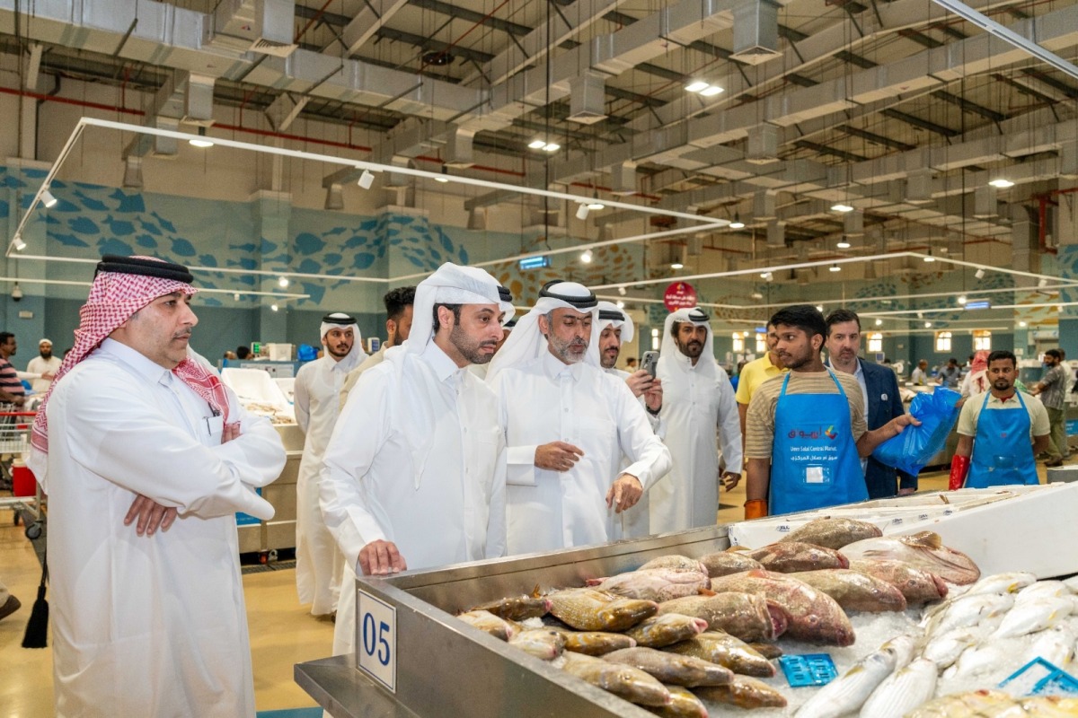 Minister of Municipality H E Abdullah bin Hamad bin Abdullah Al Attiyah with other officials during their visit to Umm Salal Central Market.