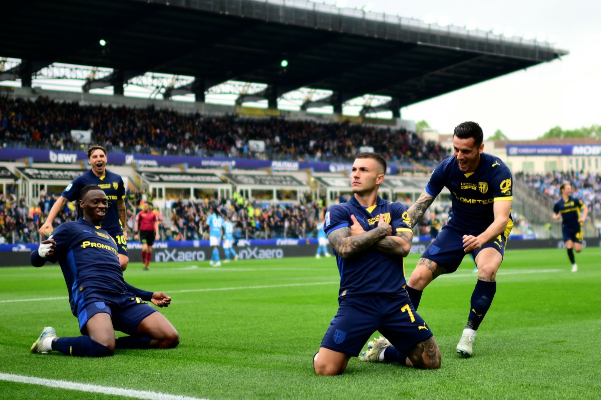 Parma's Argentinan forward #07 Gabriel Strefezza (C) celebrates after scoring a goal during the Italian Serie A football match between Parma Calcio 1913 and SSC Napoli at the Ennio Tardini Stadium in Parma on April 12, 2026. (Photo by MARCO BERTORELLO / AFP)