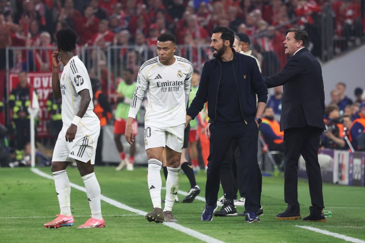 Real Madrid's Spanish coach Alvaro Arbeloa (2nd R) and Real Madrid's French forward #10 Kylian Mbappe (2nd L) are seen on the sidelines during the UEFA Champions League quarter-final second leg football match between FC Bayern Munich and Real Madrid in Munich, southern Germany, on April 15, 2026. (Photo by Karl-Josef HILDENBRAND / AFP)
