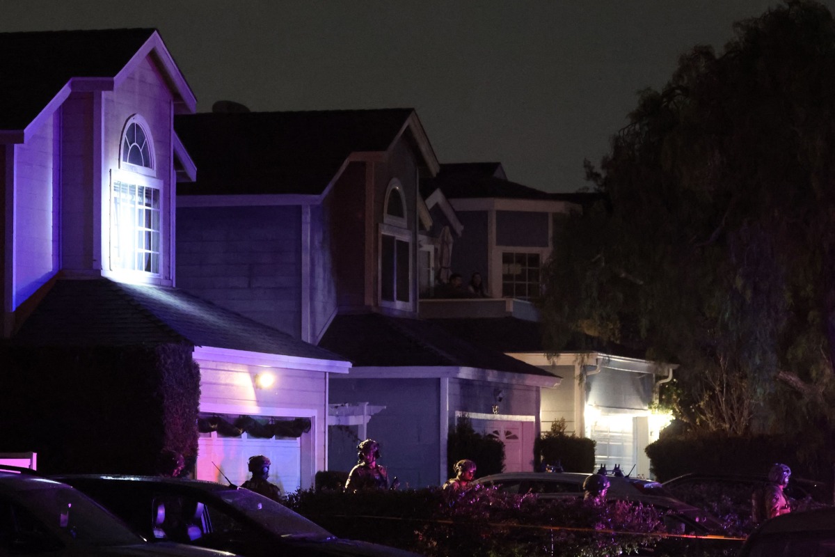 FBI tactical agents leave a house associated with the suspected White House Correspondents’ Dinner shooter after making entry at the residence in Torrance, California, late on April 25, 2026. Photo by Patrick T. Fallon / AFP